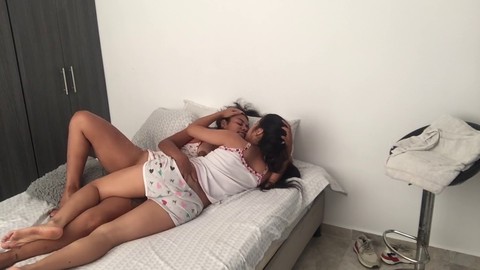 Оргазм девушки соло, подростковая мастурбация, мокрые