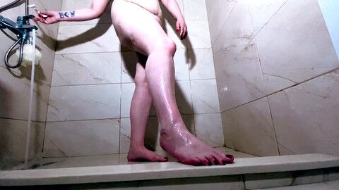 Curvyami montre ses jambes bien rasées et se livre au culte des pieds