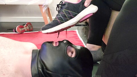 Il mio schiavo sottomesso adora i miei piedi sudati e maleodoranti dopo un duro allenamento.