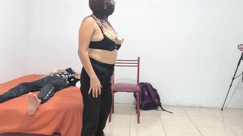 Un'infermiera tentatrice fa un'accurata visita e check-up medico al suo paziente.