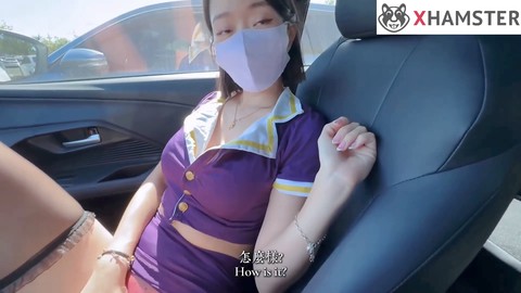 Un ragazzo confuso riceve aiuto da un'assistente di volo che si rivela essere una volpe arrapata