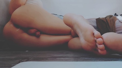 Gioco anale in solitaria con uno strap-on per una shemale snella e sexy